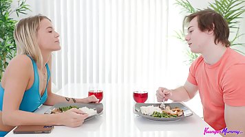 Сводные брат с сестрой устраивают хардкор секс после завтрака...