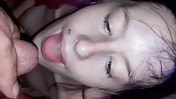 Молодая телочка лакомиться спермой после жаркого минета...