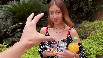 Развратная брюнетка занялась жарким сексом с парнем на улице...