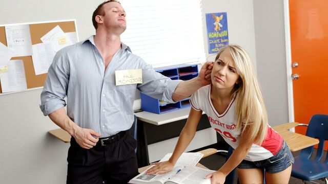 Студентка сделала минет и раздвинула ноги, чтобы сдать экзамен...