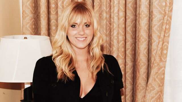 Молодая студентка с мокрой киской пришла на частный порно кастинг...