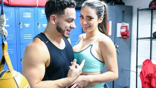 Спортивный парень классно трахает симпатичную брюнетку в раком в раздевалке...