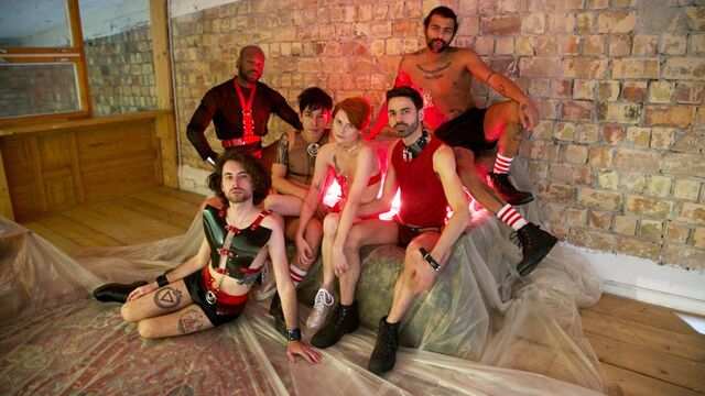 Рыжая оказалась в компании парней и смогла насладиться групповым сексом...