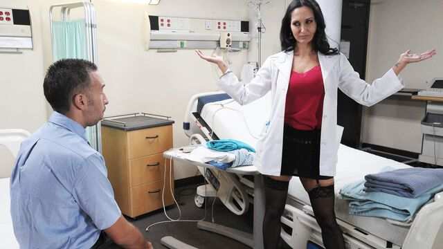 Врачиха в чулках сделала лечебный минет мужику и анал подставила...