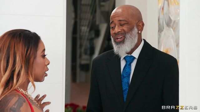 Негритянка с большими дойками умело трахаестя с лысым ухажером...