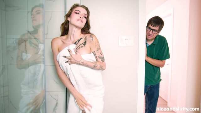 Гибкая девица умеет отлично делать минет и трахаться в упругую попку