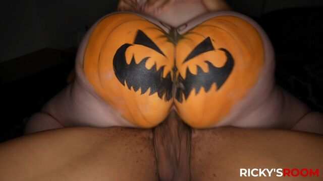 Рыжеволосая милфа с большой жопой устроила секс-сюрприз любовнику...