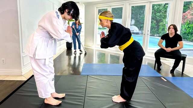 Опытная тренерша с большими дойками перепихнулась в анал с молодым...