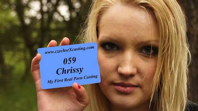 Молодая развратница с натуральными сиськами готова делать минет в лесу...