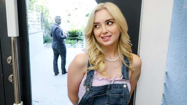 Симпатичная молодая блондиночка сделала отличный минет не своему жениху...