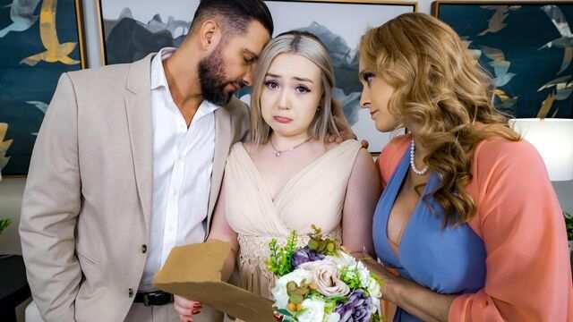 Мамочка может научить падчерицу и ее молодого человека секс-блаженству...