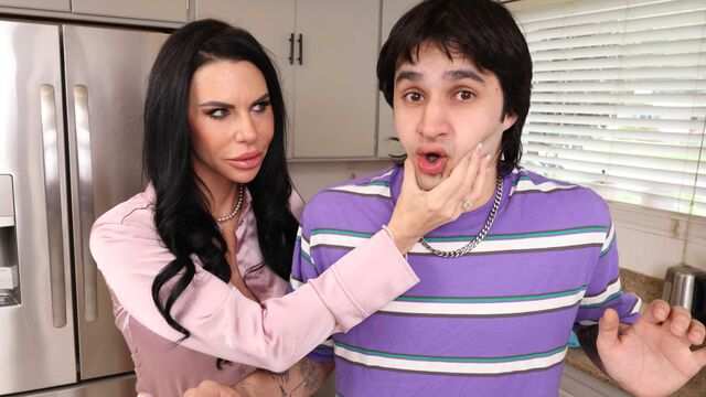 Опытная мамочка с шикарными сиськами пасынка порадовала своей киской