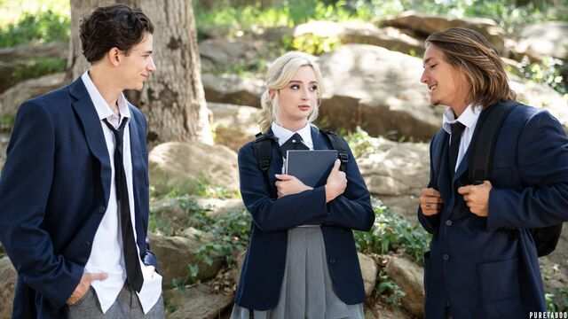 Миниатюрная блондинка не смогла отказать парням и согласилась на МЖМ