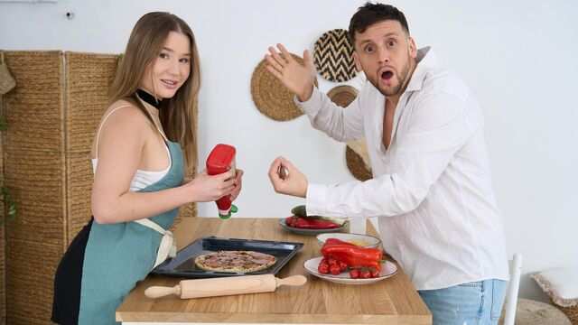 Показала сиськи своему соседу по квартире и сделала отличный минет...