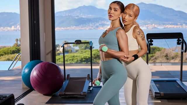 Страстный лысый мужчина порадовал красоток в порно видео втроем...