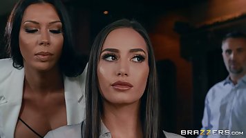 Две брюнетки с большими дойками раздвинули ноги в чулках для секса втроем...