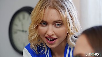 Мамочка психолог с большими дойками устроила с молодой парой секс втроем...