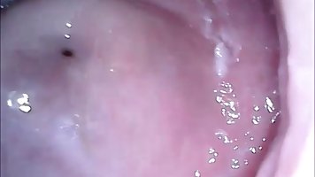 В домашнем видео девица глубоко заглатывает член бойфрнеда...